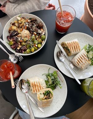 2x Middle Eastern Warp & Harvest Hummus Bowl   at Oliver Green - West in Amsterdam