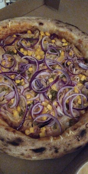 BBQ Pizza with vegan chicken strips at Vegan Pizza Project in Hamburg