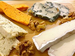 Maravillosa tabla de quesos veganos at O Viso Ecovillage in Ourol