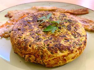 Extraordinaria tortilla de chorizo vegano at O Viso Ecovillage in Ourol