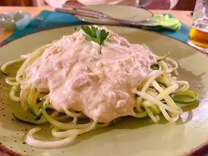 Riquísimos espaguetis de calabacín Carbonara at O Viso Ecovillage in Ourol