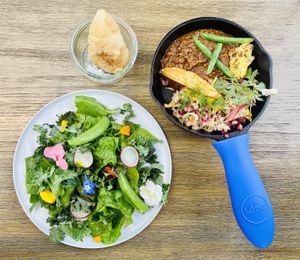 The salad is buffet style. Original dressing was amazing so you can enjoy a lot  at Flower Park in Ishioka