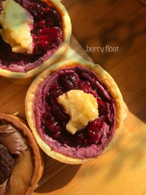 .berry float

shortcrust pastry
vanilla cheesecake
blackberry, red currant cheesecake
triple berry compote
sesame coconut cookie at Not Your Mama in Ho Chi Minh City