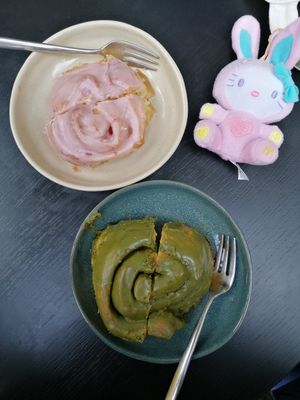 Matcha und Strawberry-Bun at Calm Coffee in Berlin
