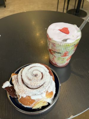 Cinnamon roll & strawberry matcha  at Calm Coffee in Berlin