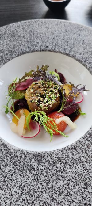 Konfijte aubergine met seizoensgroenten en bietjes teriyaki at Hof van Keent in Weert