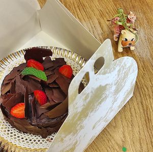 Vegan cake, sugar free, gluten free at Dinamita Perfumada in Madrid