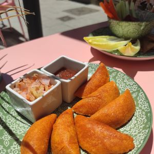 Empanadas de tofu y verduras, ensalada de encurtidos y salsa de aji at Dinamita Perfumada in Madrid
