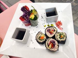 Maki and rice paper rolls at Dinamita Perfumada in Madrid