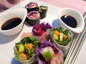 sushi y rollitos vietnamitas at Dinamita Perfumada in Madrid