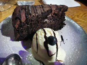 Chocolate and strawberry cake at Dinamita Perfumada in Madrid