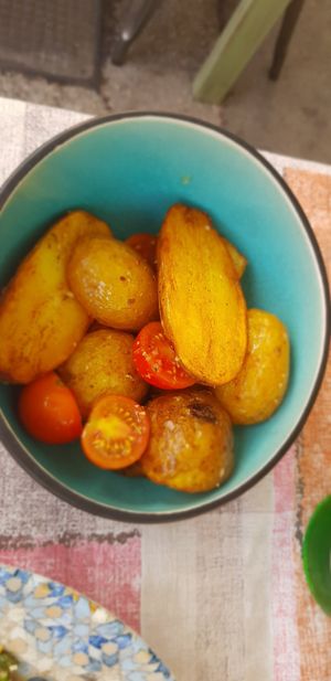 Baked potatoes with their peel and tomatoes at Bookeria in Rovinj