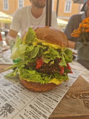 De vegan burger (vege burger) at Bookeria in Rovinj