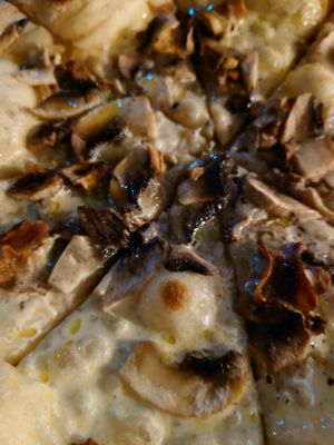 Truffle pizza with vegan cream at Artisti in Corfu