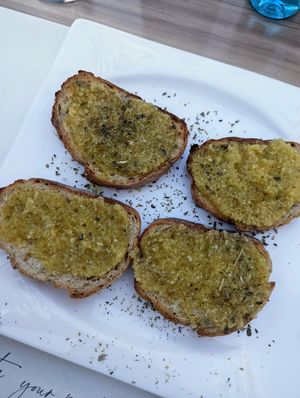 Ver garlicky vegan garlic bread at Artisti in Corfu