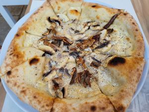 Mushroom Pizza at Artisti in Corfu