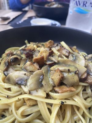 Linguini Carbonara au tofu fumé et champignons   at Artisti in Corfu