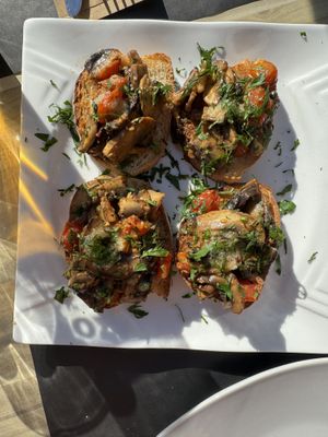 Bruschetta with mushrooms  at Artisti in Corfu
