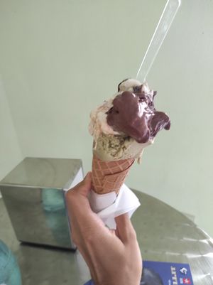 Cioccolato fondente, pistacchio e arachide 😍 at Gelateria Cipriani in Pistoia