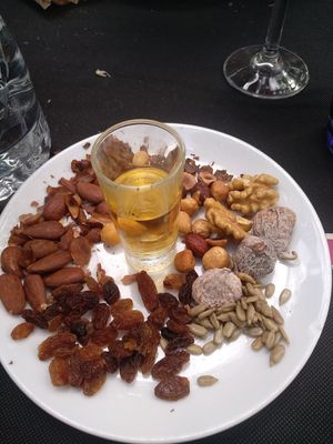 Frutos secos con chupito de moscatel at El Molí de les Pipes in Arbucies