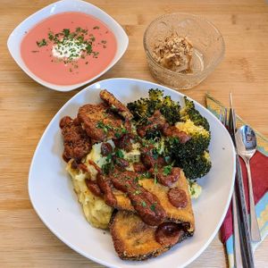 Red beet cremesoup with cashew-horseradish-creme. 🥣
Herbed soy-medaillons with breaded eggplant with chestnut-tomato-chutney, mashed potatoes,crispy Brokkoli.
Caramel orange ice at Sattva Vegan in Vienna