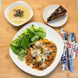 Apple-leek soup,
chickpea dumplings with potato-cabbage ragout and green salat,
orange- vanilla-cake with chocolate-cashew-topping
 at Sattva Vegan in Vienna