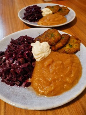 Erdäpfelpuffer mit Apfelmus, Cashew-Sauerrahm und Rotkraut mit Räuchertofu at Sattva Vegan in Vienna