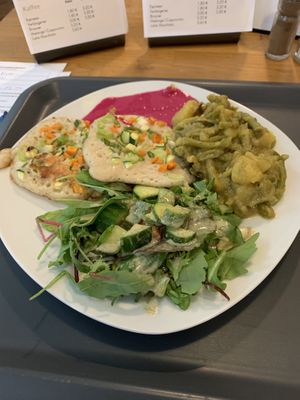 Gemüse-Uttapams (indische Pfannkuchen), dazu Fisolen-Kartoffel-Gemüse, Rote-Rüben-Jogurt-Soße, Koriander-Chutney und gemischter Salat at Sattva Vegan in Vienna