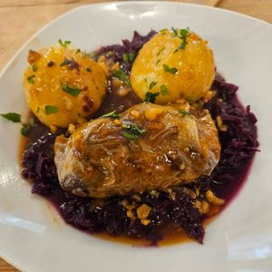 Martini-"Gansl" mit Rotkraut und Erdäpfelknödeln at Sattva Vegan in Vienna