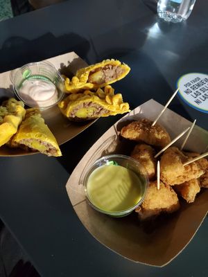 [Pic from Nov/6/21] Pastelillos de carne Impossible y plátanos maduros con salsa vegan mayoketchup & Alitas de coliflor con agave mustard at Lokales in Bayamon