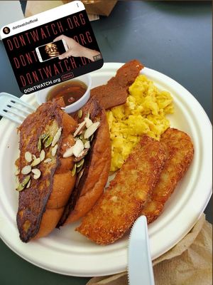 "Desayuno Completo" tostadas francesas usando pan de mallorca at Lokales in Bayamon