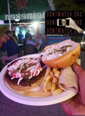 Caprese Vurger🌱🍔 (burger patty, pesto de nueces y albahaca dulce, [el mío fue sin queso mozzarella vegano], tomate, vegan mayo en pan brioche vegano) #Veganuary at Lokales in Bayamon