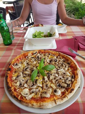 Vegan pizza at Braavos in Banjole