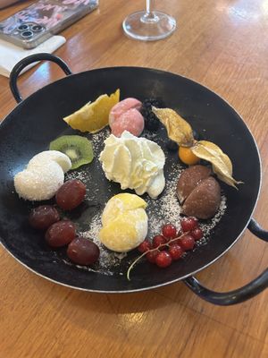 Only the yellow mochi with mango flavor is vegan  at SAM in Munich