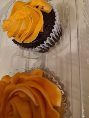 Vanilla and chocolate frosted cupcakes at The Difference Baker in Ashburn
