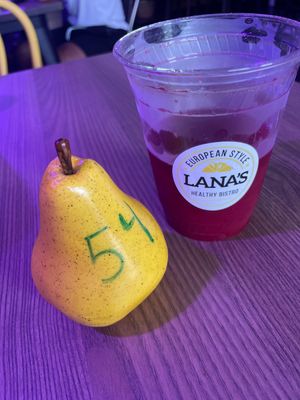 Probando Lana’s esperando almuerzo aquí una bebida a base de remolacha/betabel. Muy Rico    at Lana's Healthy Bistro & Juice in San Juan