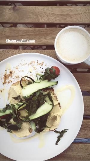 Tosta de Húmus com vegetais, latte leite aveia  at Sunrays Kitchen in Lagos