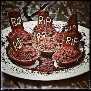 Especial Halloween: Tartaletas tumbas.... una tartaleta de frola rellena de crema pastelera al chocolate con galleta ataud y tierra de magdalena at La Cosa Vegana in Granada