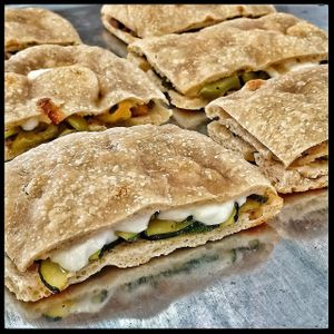 Pizza rellena de calabacin y nuestra mozzarella casera
y pizza rellena de pimientos y nuestra mozzarella ahumada casera at La Cosa Vegana in Granada