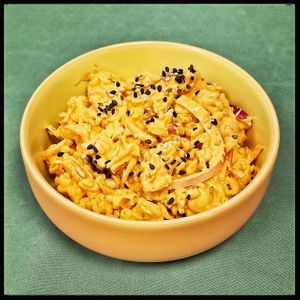 Ensalada de arroz con garbanzos, zanahorias, cebolla y dressing picante, con semillas de sesamo tostado at La Cosa Vegana in Granada