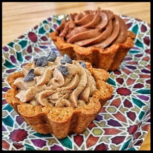Tartaletas rellenas de Ricotta de Almendras y gotas de chocolate o de Crema Pastelera de Chocolate at La Cosa Vegana in Granada