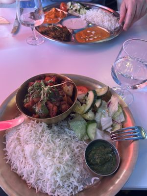 Vorne der Vegane Chili Tofu, hinten eine Auswahl aus Vegetarischen Spezialitäten.   at Ravintola Siddhartha in Haemeenlinna