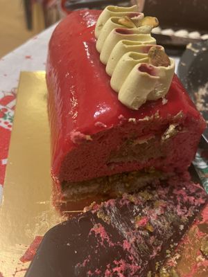 Raspberry-pistachio log   at Vegateau in Montreal