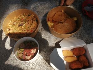 Fideua, vegalomo, jackfruit al ajillo con gisantes y no-jamon y nuggets y croquetas at Contracorriente in Ourense