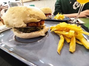 Hamburguesa "riquiña" con patacas at Contracorriente in Ourense