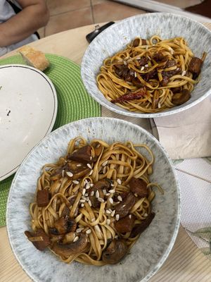 Wok de tofú con setas  at Contracorriente in Ourense