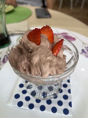 Musse de chocolate con fresas  at Contracorriente in Ourense