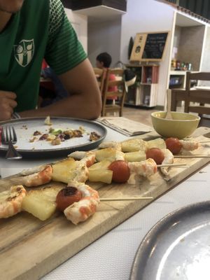 brochetas de langostinos veganos con piña   at Contracorriente in Ourense
