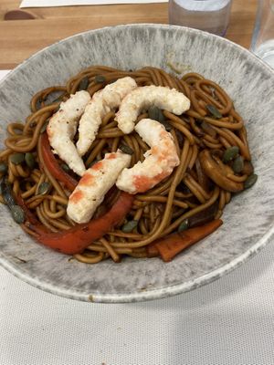 Fideos wok con gambas veganas  at Contracorriente in Ourense