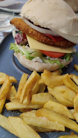 Burguer con patatas at Contracorriente in Ourense